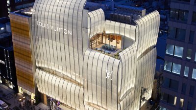 Nieuwe Louis Vuitton winkel in Osaka bedekt met gebogen glazen zeilen