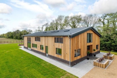 Man tovert oude boerderijloods om in luxury-woning met een waarde van 1,6 miljoen euro